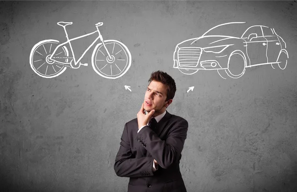 Empresário fazendo uma escolha entre bicicleta e carro — Fotografia de Stock