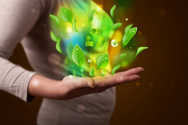 Jovem que apresenta o conceito de energia de reciclagem de folha verde eco — Fotografia de Stock