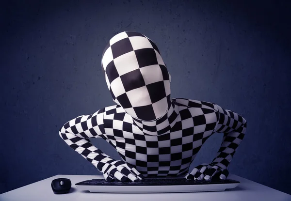 Homem sem identidade trabalhando com teclado em fundo azul — Fotografia de Stock