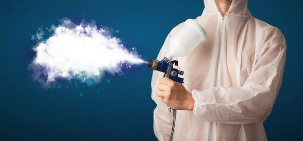 Havalı fırça tabancası ve beyaz sihirli dumanı olan bir boyacı. — Stok fotoğraf