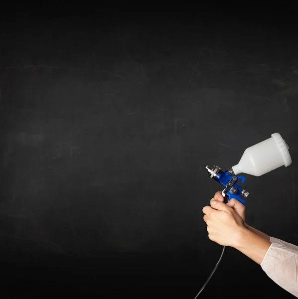 Painter works with airbrush gun and empty copyspace — Stock Photo, Image