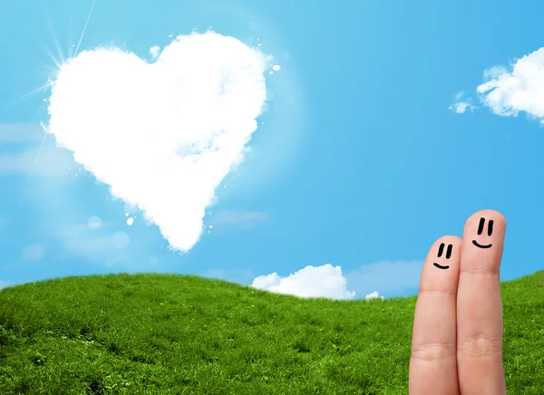 Felices dedos sonrientes mirando la nube en forma de corazón —  Fotos de Stock