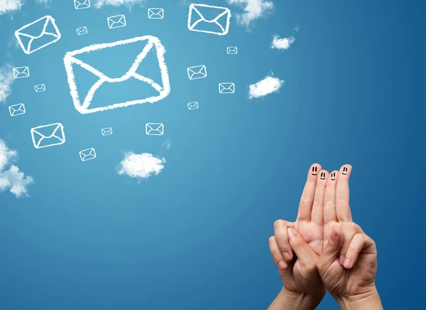 Glückliche Smiley-Finger beim Anblick von Mail-Icons aus Wolken — Stockfoto