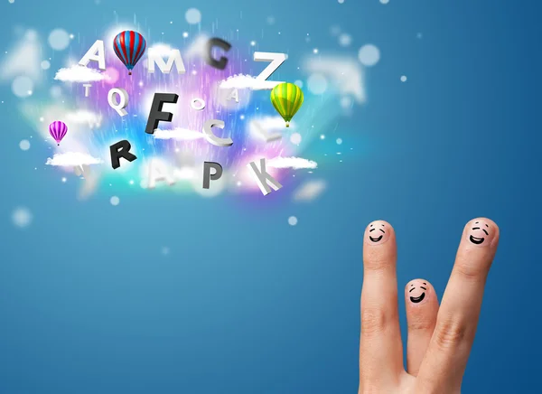 Gelukkige gezichtje vingers kijken kleurrijke magische wolken en bal — Stockfoto