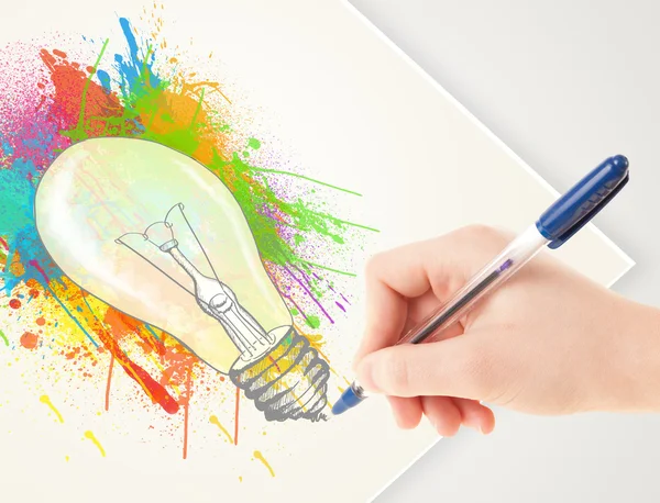 Disegno a mano idea colorata lampadina con una penna — Foto Stock