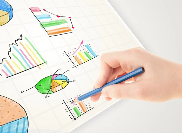 Zakelijke persoon tekening kleurrijke grafieken en pictogrammen op papier — Stockfoto