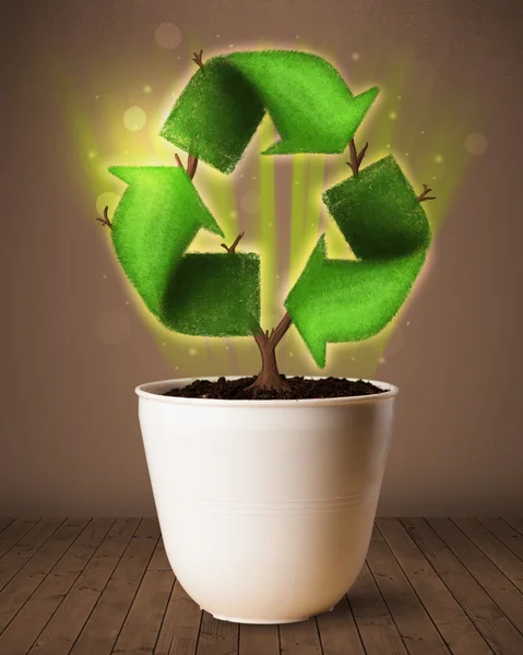 Reciclar signo que crece fuera de maceta —  Fotos de Stock