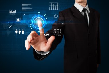 yakışıklı işadamı gelecekte web teknolojisi düğmeleri dokunarak ve 