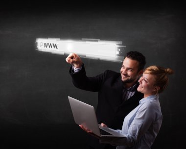 Web tarayıcınızın adres çubuğuna www ile temas genç iş Çift 