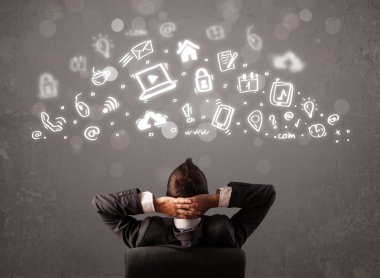 İş adamı modern simgelere ve sembollere bakıyor