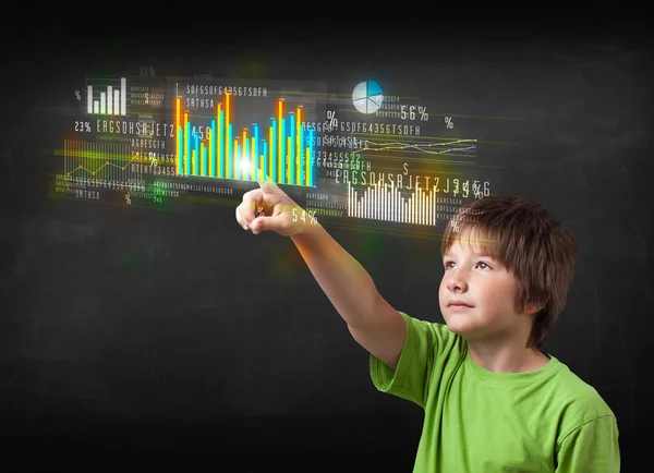 Молодий хлопчик торкається барвистих графіків і діаграм — стокове фото