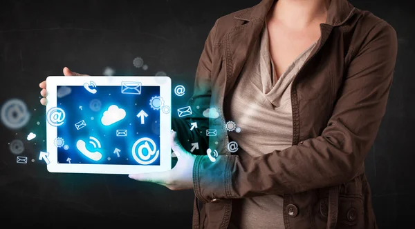 Person som håller en tablett med blå teknik ikoner och symboler — Stockfoto