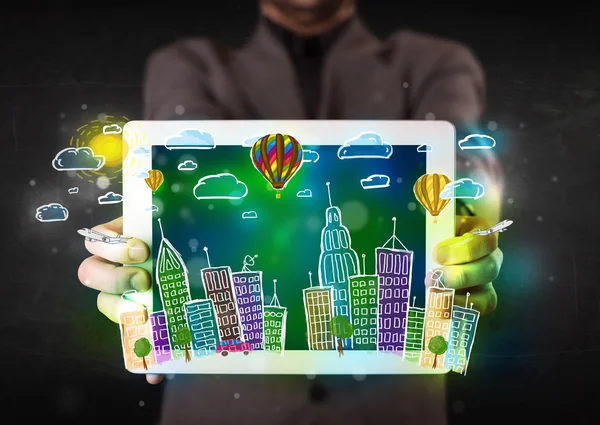 Jovem mostrando tablet com paisagem urbana desenhada à mão — Fotografia de Stock