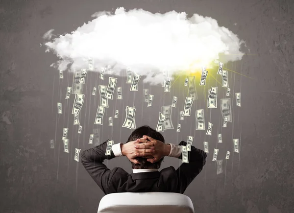 Ділова людина в костюмі дивиться на хмару з падаючими грошима — стокове фото