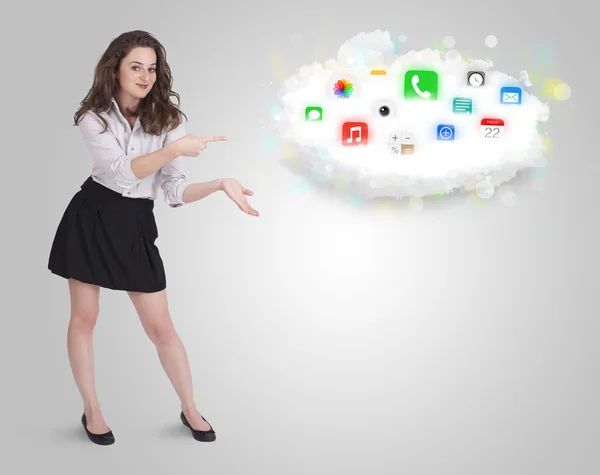 Mladá žena představující mrak s barevnými ikonami a symboly aplikací — Stock fotografie