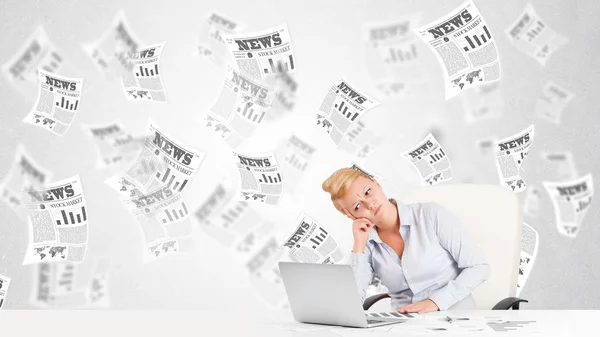 Mujer de negocios en el escritorio con periódicos bursátiles — Foto de Stock