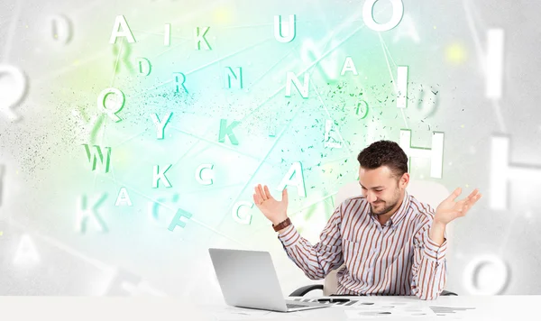 Hombre de negocios en el escritorio con nube de palabra verde —  Fotos de Stock