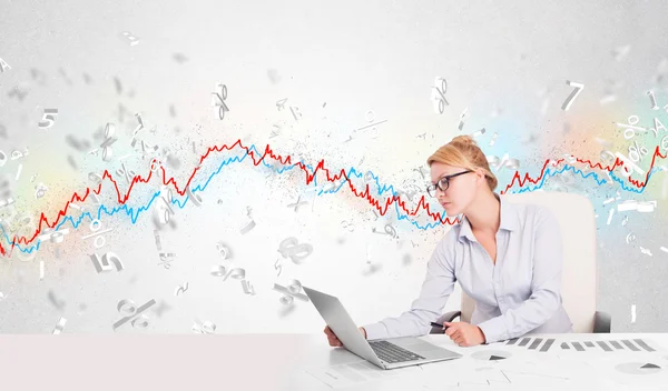 Zakelijke vrouw zit aan tafel met beurs grafiek — Stockfoto