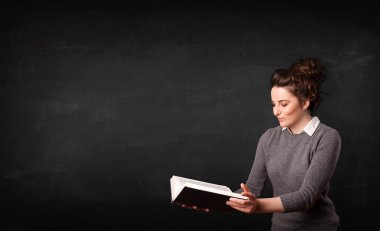 genç bayan bir kitap okuma