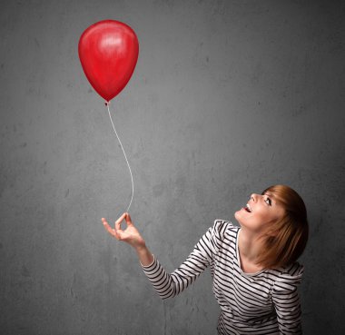 Kırmızı balon tutan kadın