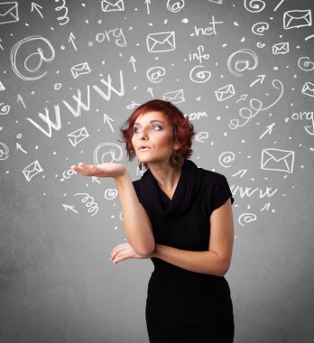 soyut beyaz ortam simgesini karalamalar ile genç ve güzel kız