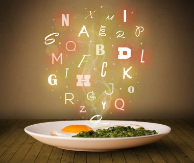 Tahtada renkli harflerle taze aşçı yemeği. 