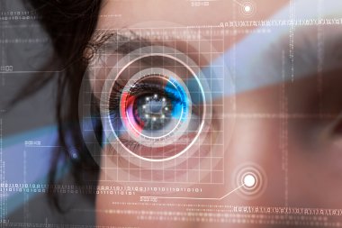 Teknisyen gözlü bir siber kadın.