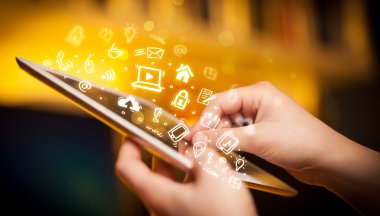 Tablet bilgisayarı üzerinde parmak işareti, sosyal medya kavramı