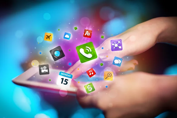 Hand vidröra tablet pc, sociala nätverk koncept — Stockfoto