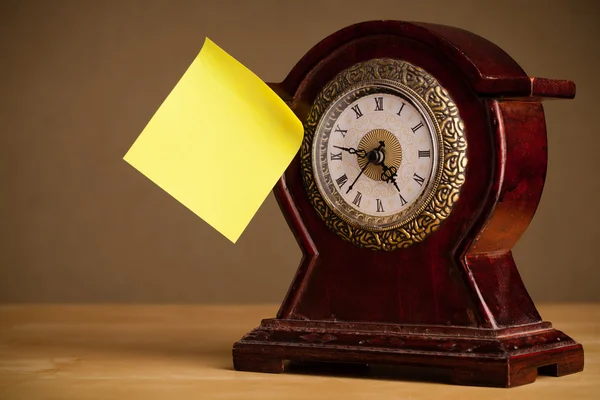 Empty post-it note sticked on alarm clock — Stock Photo, Image