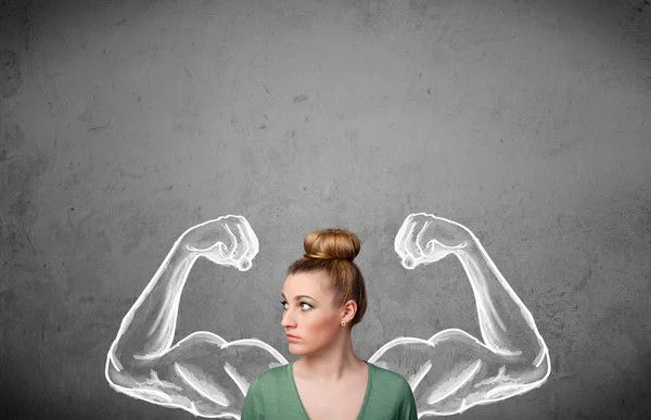 Jeune femme avec des bras musclés forts — Photo