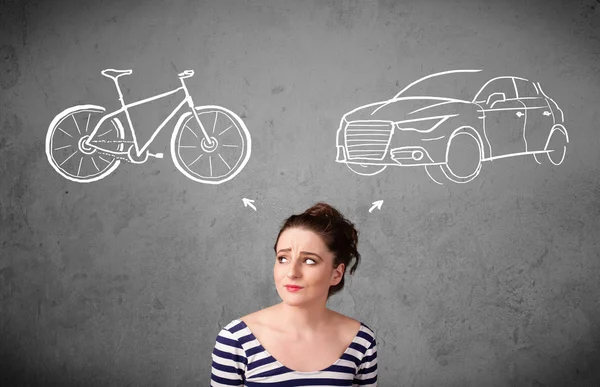 Mulher fazendo uma escolha entre bicicleta e carro — Fotografia de Stock