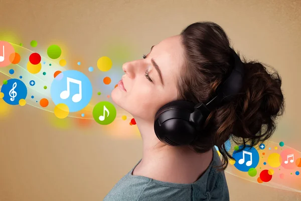 Young woman listening to music with headphones — Stock Photo, Image