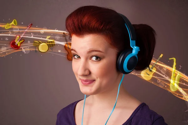 Mujer joven con auriculares escuchando música — Foto de Stock