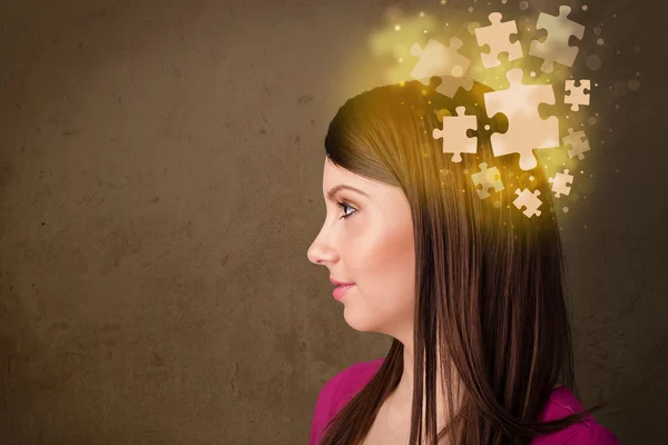 Giovane che pensa con mente puzzle incandescente — Foto Stock