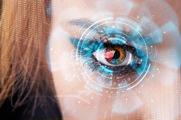 Toekomstige vrouw met cyber technologie oog deelvenster concept — Stockfoto