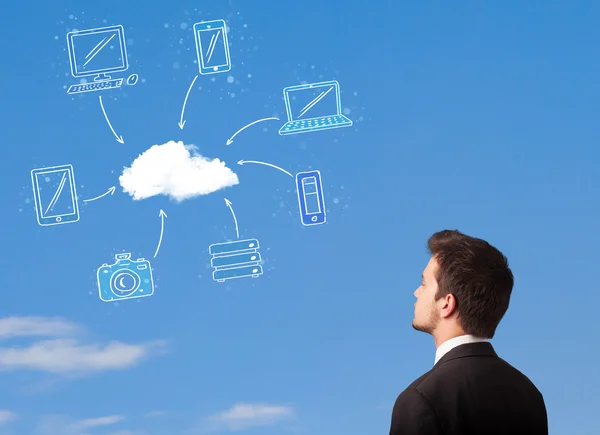 Schöner Mann betrachtet Cloud-Computing-Konzept am blauen Himmel — Stockfoto