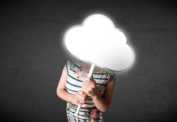 Mujer joven sosteniendo una nube —  Fotos de Stock