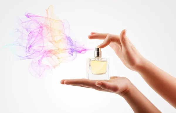 Mujer manos rociando perfume — Foto de Stock