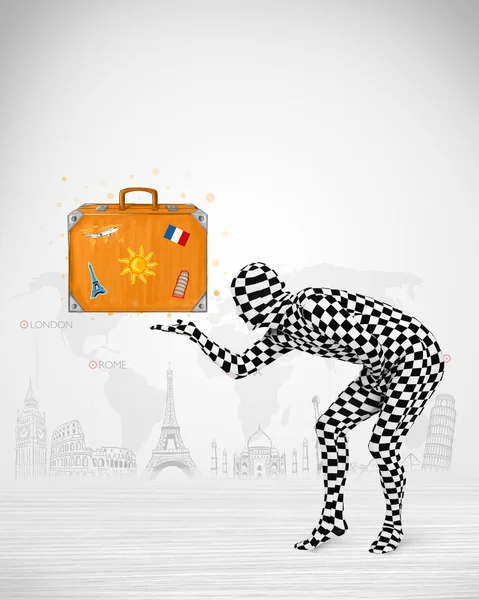 Hombre en traje de cuerpo completo presentando maleta de vacaciones — Foto de Stock