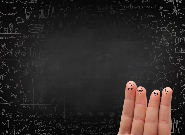 Gelukkig vinger smileys met zwarte schoolbord op achtergrond — Stockfoto