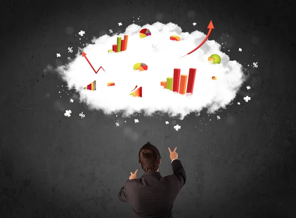 Επιχειρηματίας με διαγράμματα σε ένα σύννεφο πάνω από το κεφάλι του — Φωτογραφία Αρχείου