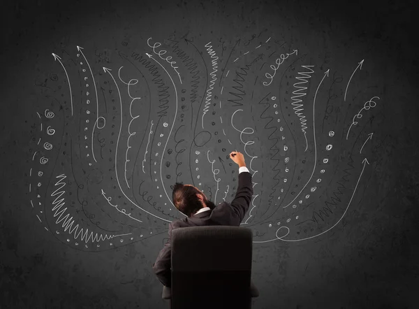 Επιχειρηματίας σκέφτεται με σκιαγραφημένο βέλη μπροστά από ένα chalkboa — Φωτογραφία Αρχείου
