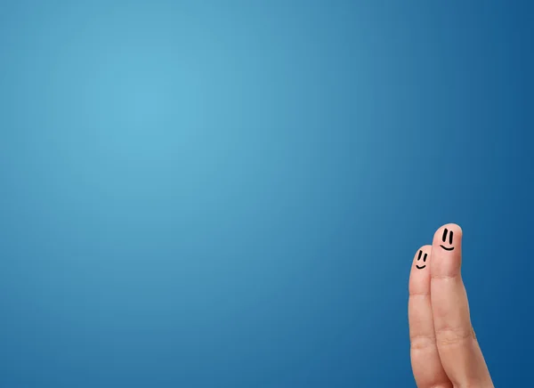 Mutlu gülen yüzü parmak boş mavi arka plan kopya arıyorsunuz — Stok fotoğraf