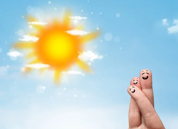 Веселые улыбки пальцев с ярким солнцем и облаками иллюстрации — стоковое фото