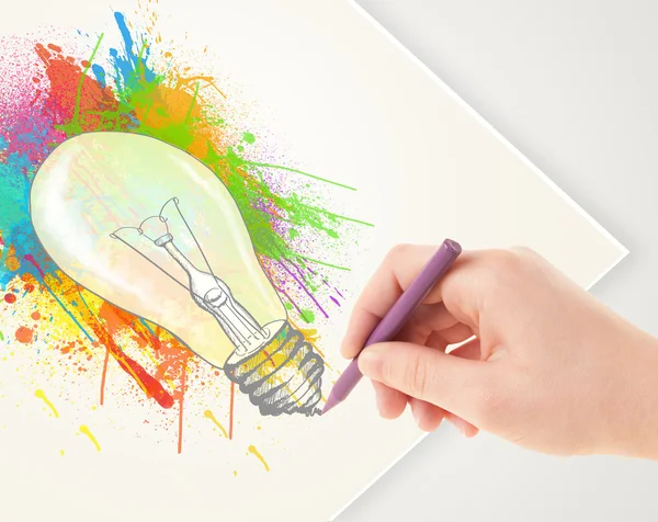 Dibujo a mano sobre papel una bombilla de salpicadura de colores —  Fotos de Stock