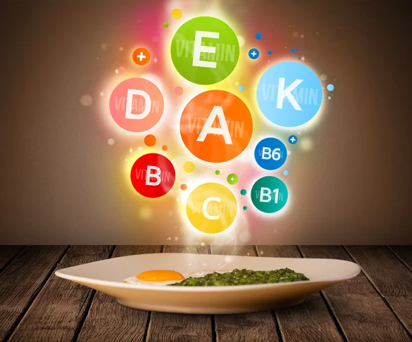 Eetbord met heerlijke maaltijd en gezonde vitaminesymbolen — Stockfoto