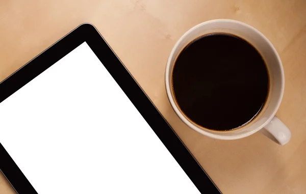 空のスペースと机の上にコーヒーカップを備えたタブレットPC — ストック写真