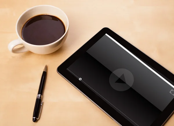タブレット pc にコーヒーのカップと画面上のメディア プレーヤーを表示 — ストック写真