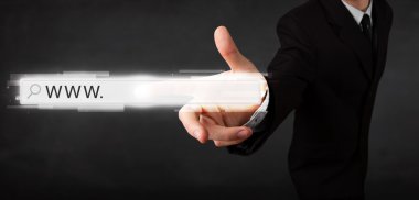 Genç işadamı www işareti ile web tarayıcı adres çubuğuna dokunuyor